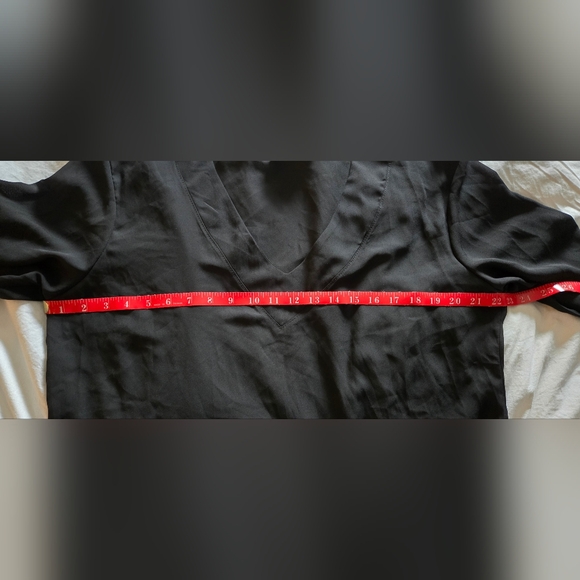 CDN! Artizan Québec Robin Barré; Size Large; Must-Have V-Neck Fashion Top; Black - Picture 10 of 16